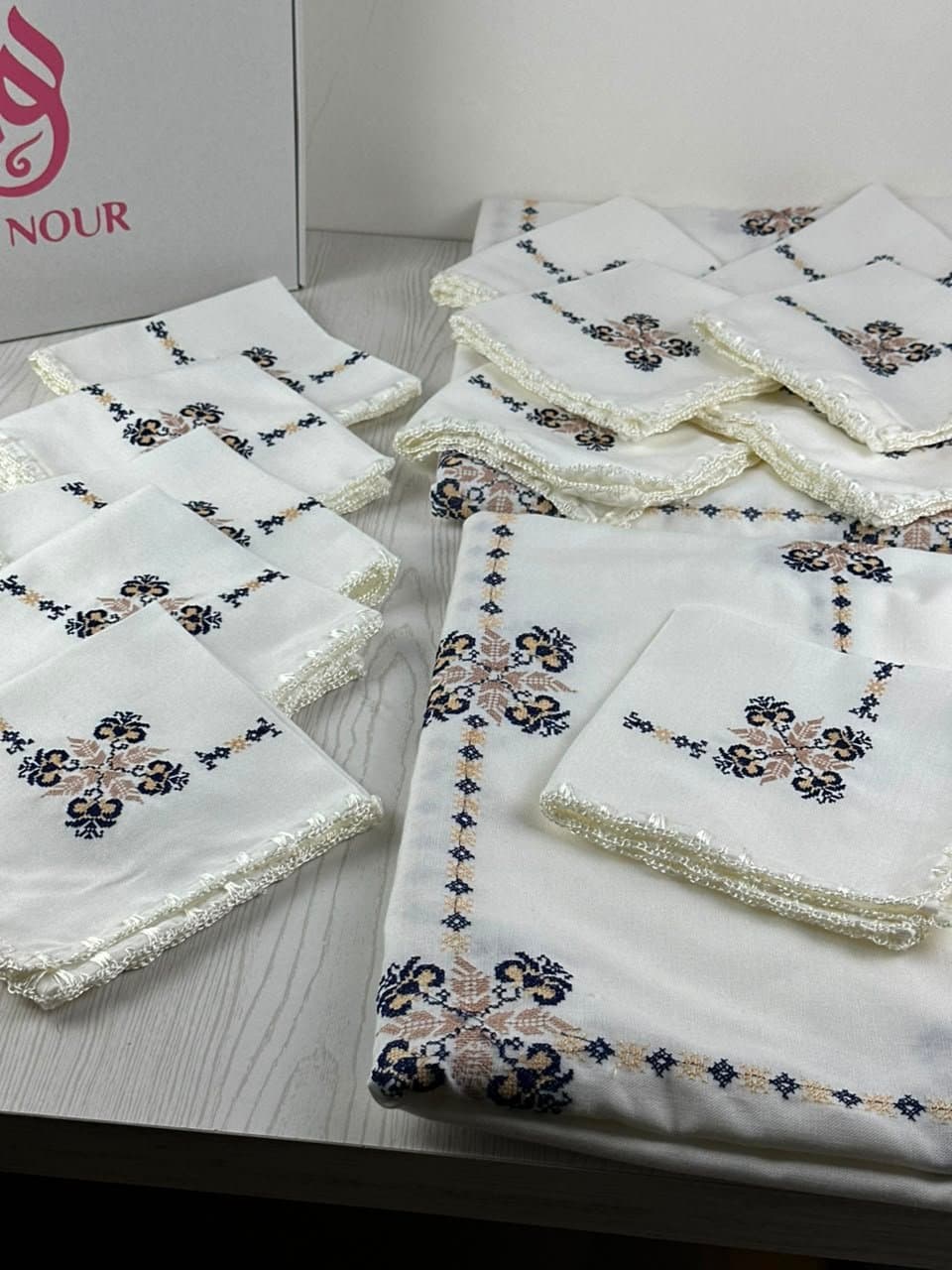 nappe point de croix avec 6 serviettes table basse
